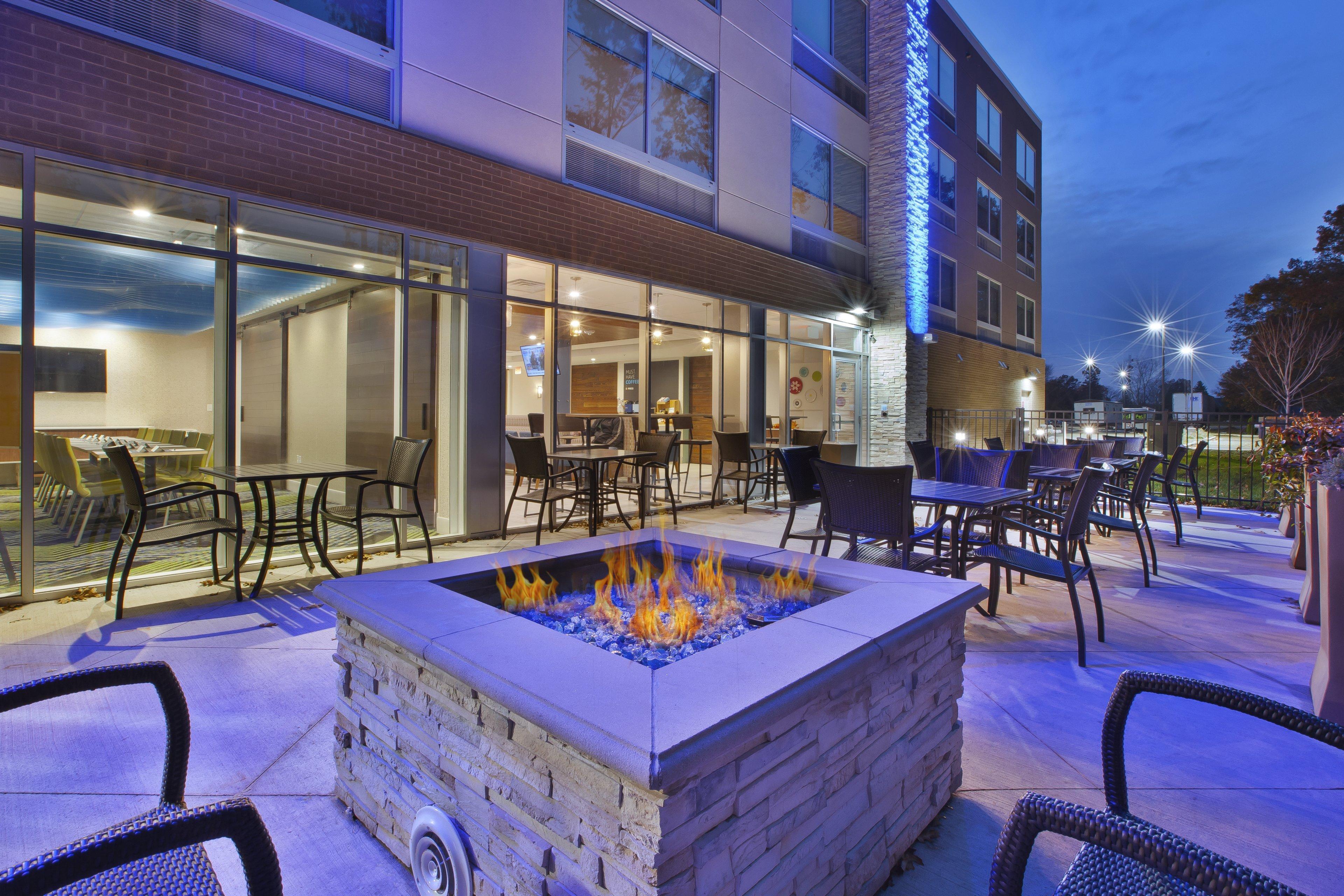 Holiday Inn Express & Suites Grand Rapids Airport North, An Ihg Hotel Exterior photo